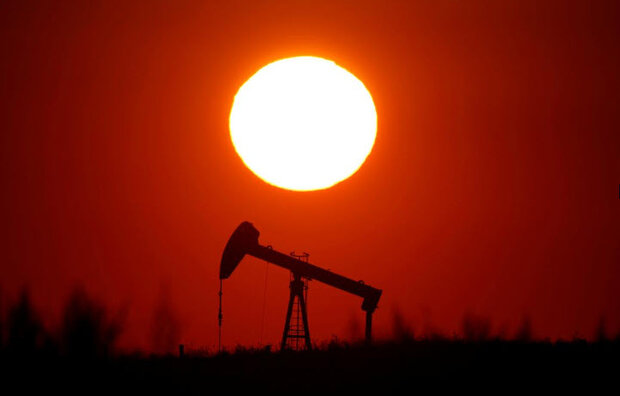 نفت در پی کاهش تقاضا و افزایش ارزش دلار، نزولی شد