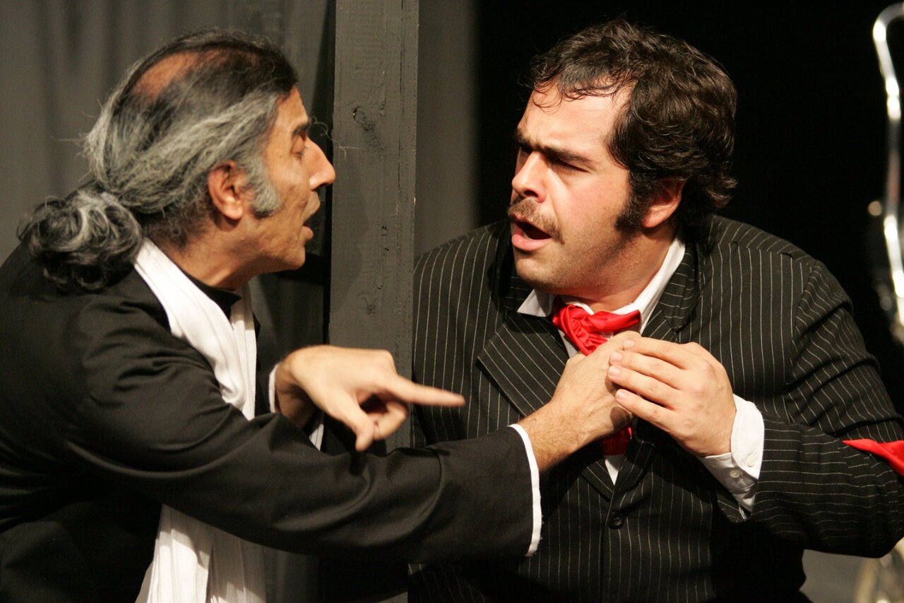 تصویری از اجرای نمایش دن کامیلو