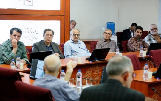 قدم‌های لرزان و کوچک نویسندگان راهگشا خواهد بود